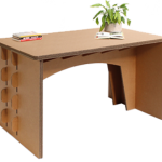 Funktionstüchtiger Schreibtisch aus Karton